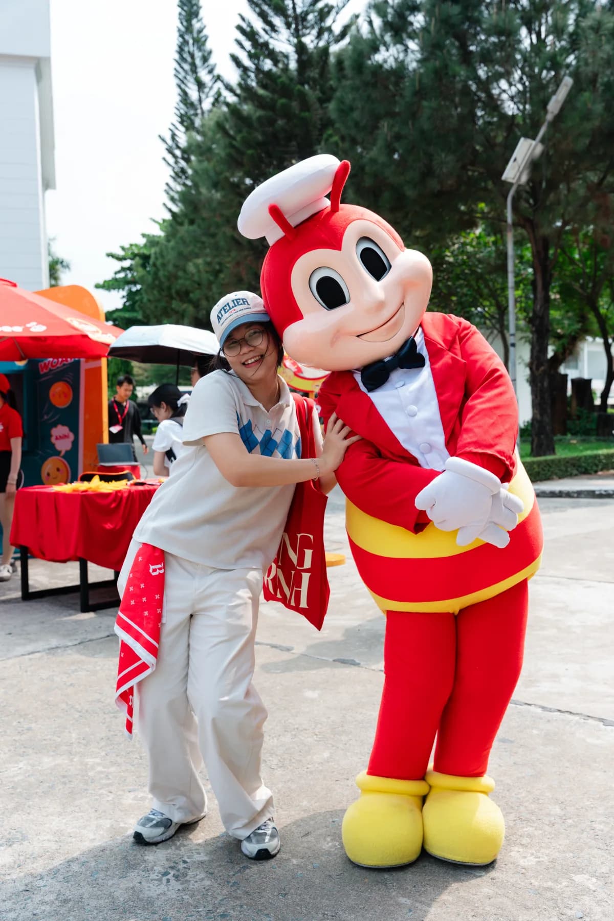 Sinh viên giao lưu và chụp ảnh cùng Jollibee tại điểm trường