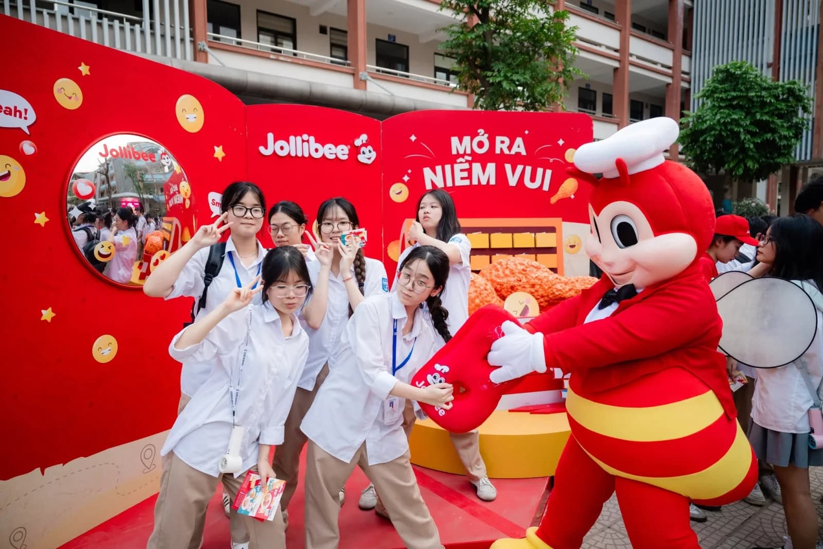 Học sinh giao lưu cùng Jollibee tại điểm trường