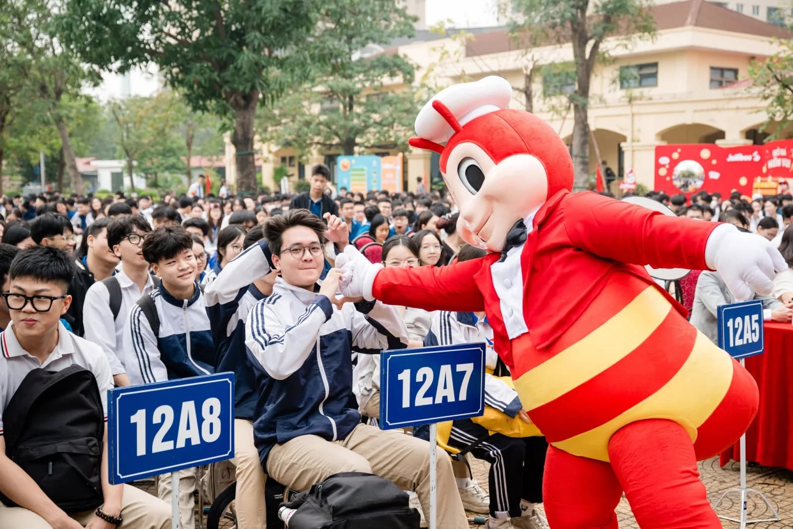 Jollibee giao lưu cùng đông đảo học sinh tại sân trường