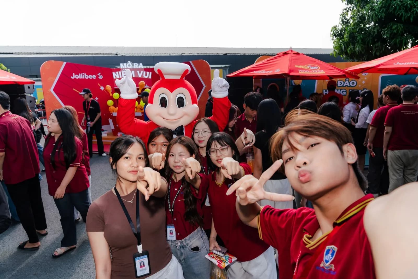 Nhóm sinh viên chụp ảnh cùng Jollibee tại khu vực hoạt động