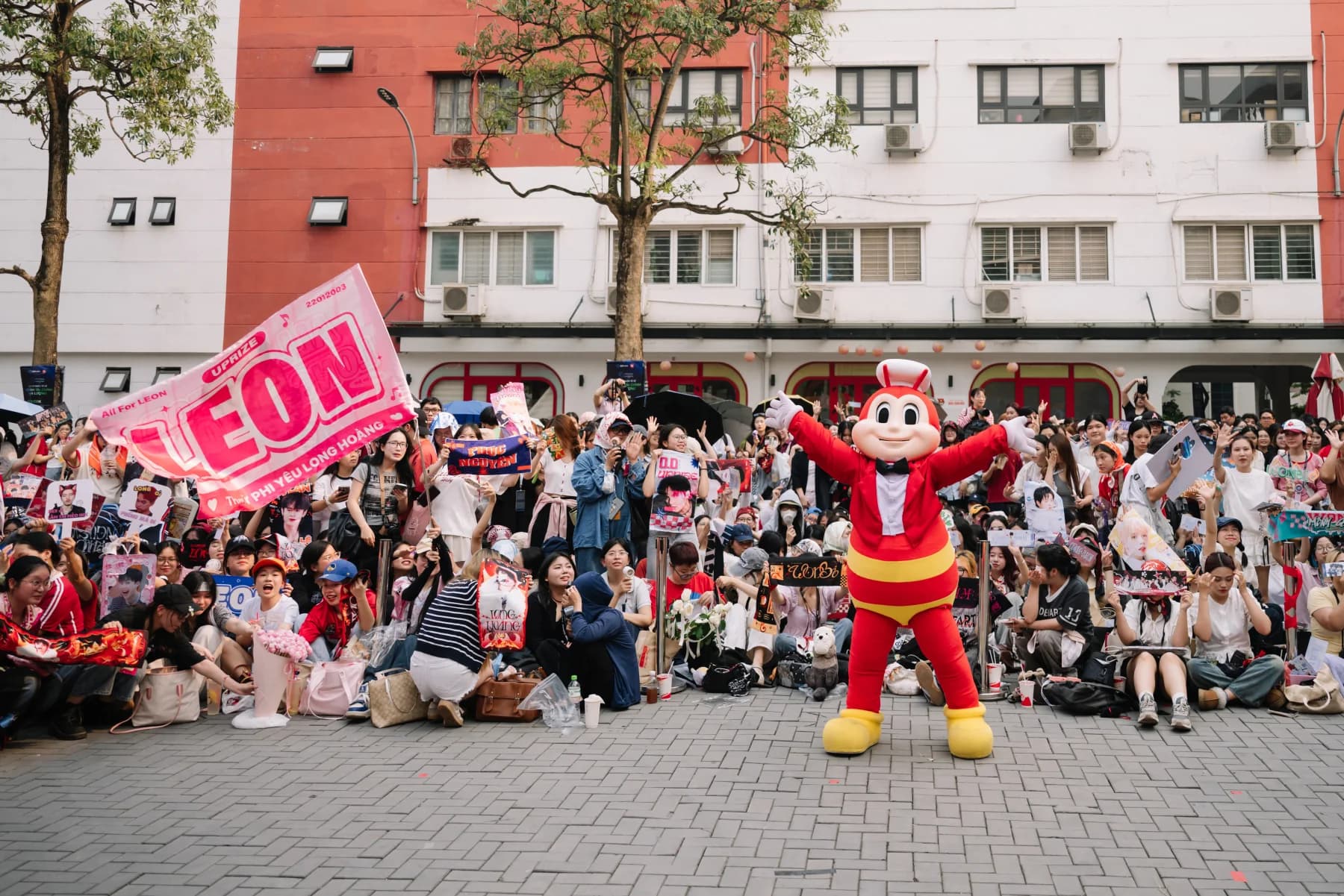 Jollibee cùng đông đảo học sinh tại sự kiện School Tour