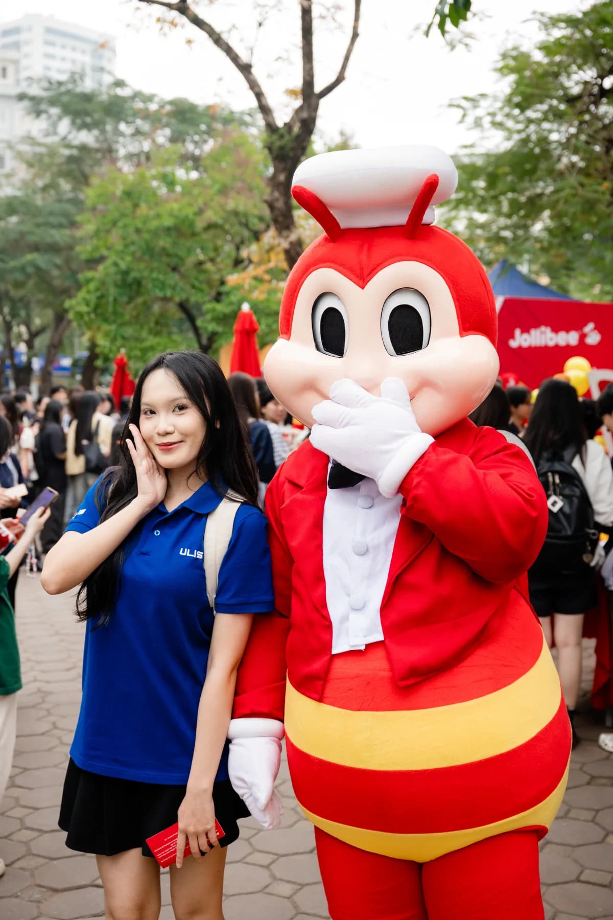 Sinh viên chụp ảnh cùng Jollibee tại điểm trường